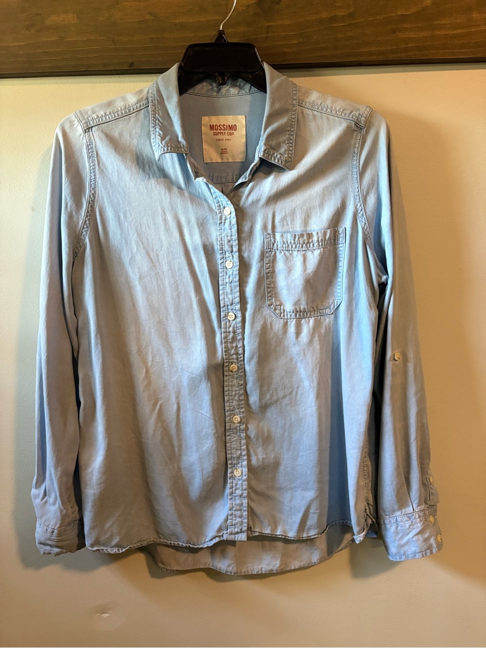XL Women’s Light Blue Button-Up Shirt